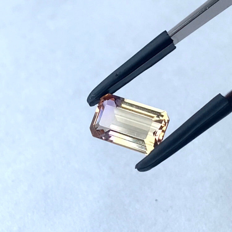 エレガントな色合い・雰囲気とオクタゴンのメタリックな輝き★アメトリン1.62ct