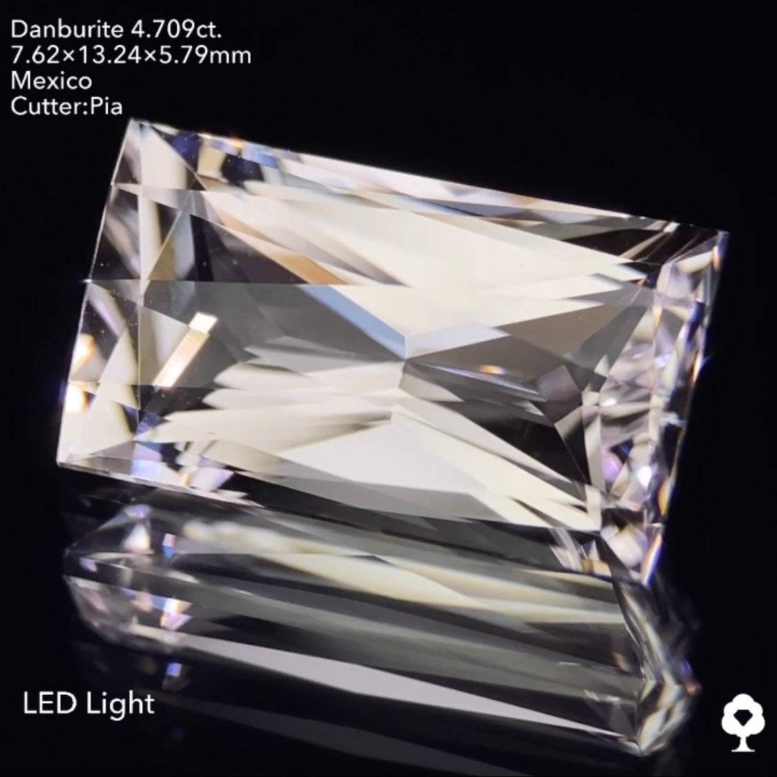 鋭い輝きが折り重なるアヤトリカットのピアッ進化版★カラーレスダンビュライト4.709ct ピアッちゃん作品