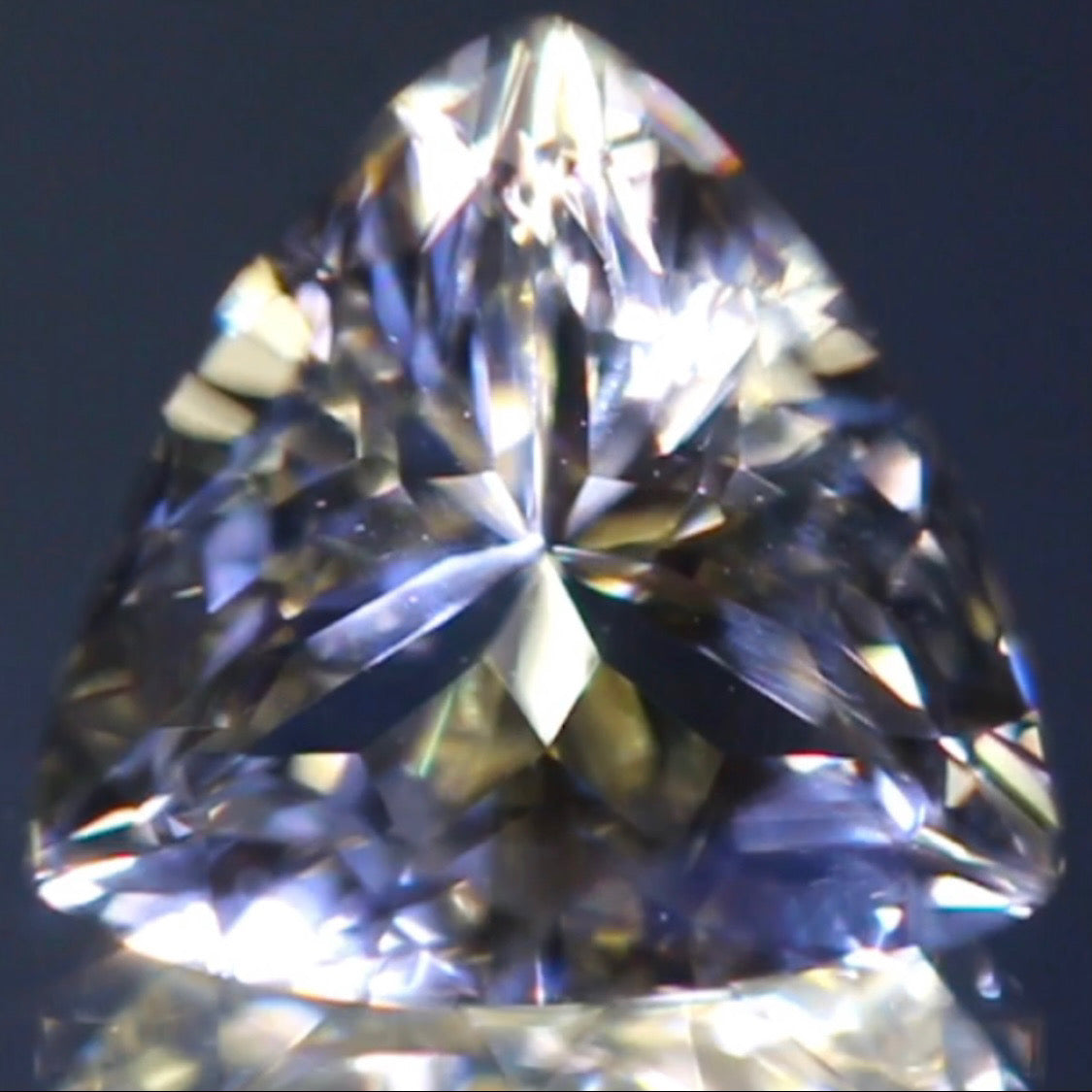 カメラが制御不能になるほど凄まじく輝くトリリアント★ラブラドライト2.50ct 師匠作品✨