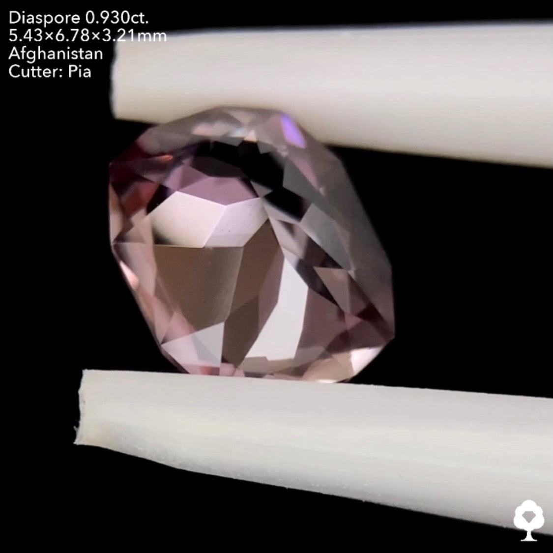 ピンクとパープルが見え隠れする美しい多色性★ダイアスポア0.930ct. ピアッちゃん作品