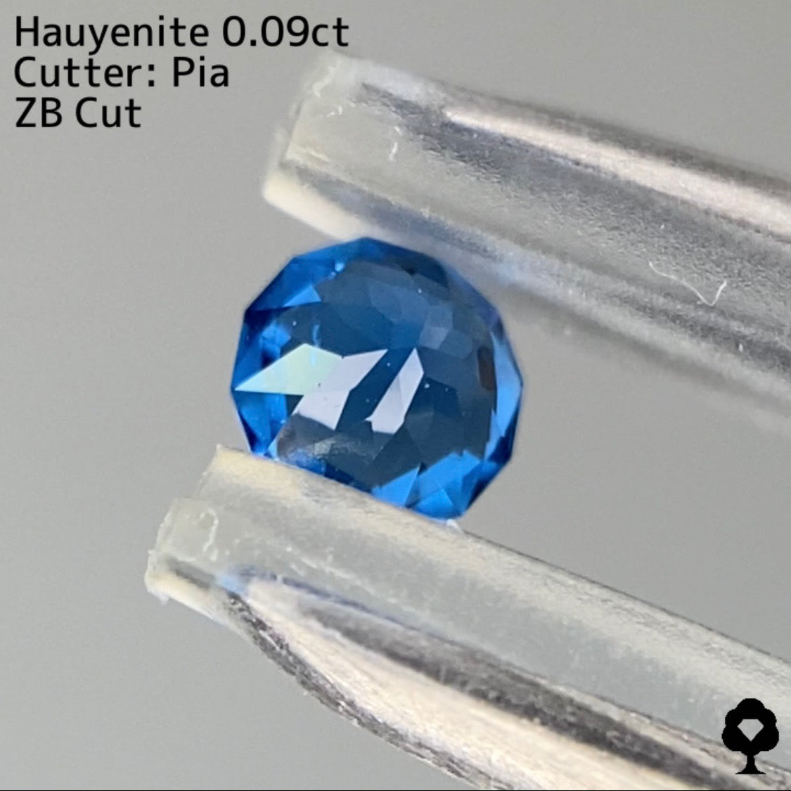 【ZBカット】オレンジに蛍光★UVアウィンナイト0.09ct. ピアッちゃん作品