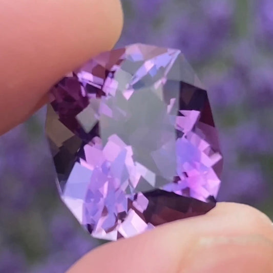 ラベンダー畑を閉じ込めたファンシークッション★ラベンダーアメジスト8.76ct ピアッちゃん作品