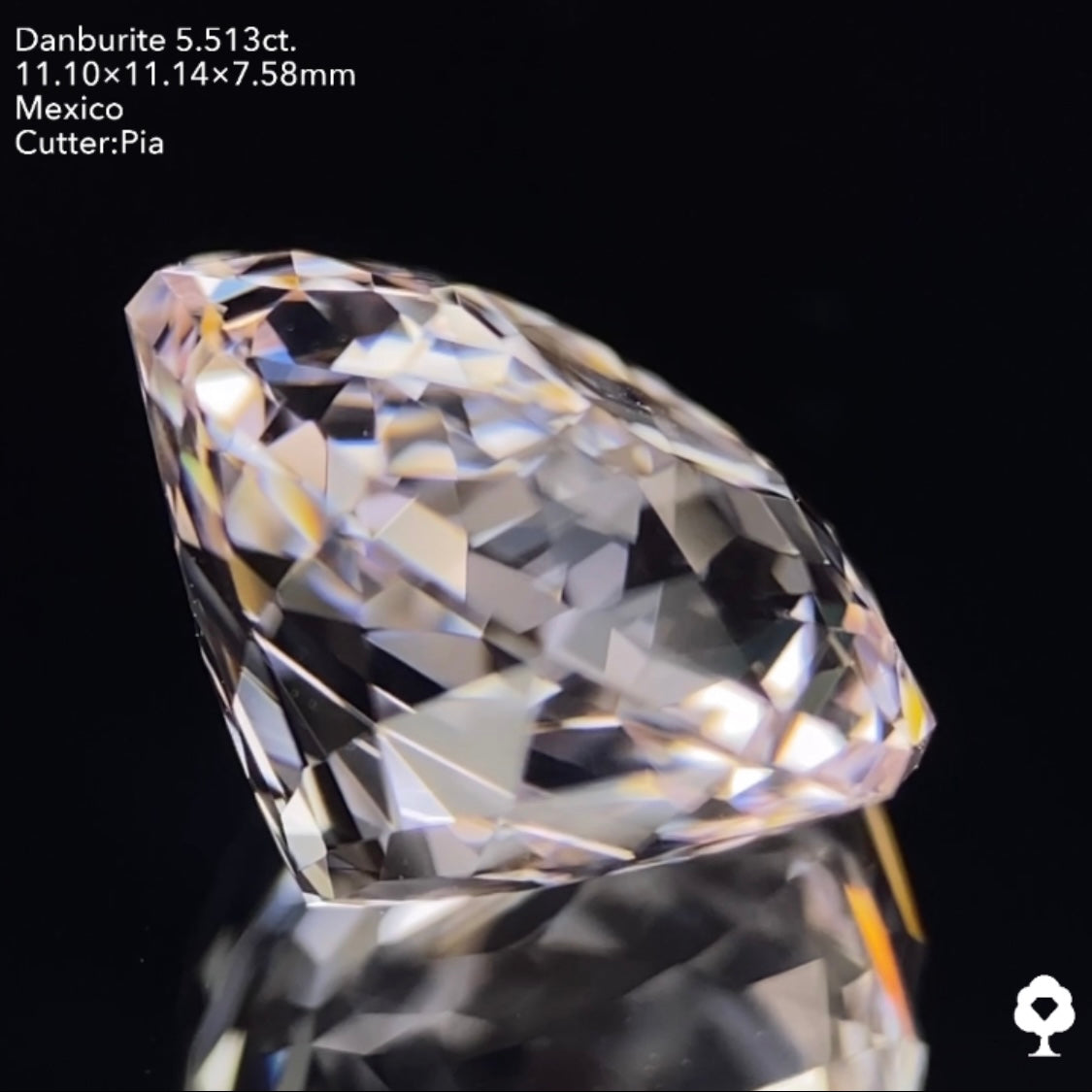 クラウンの新カットによるギラギラが美しい★カラーレスダンビュライト5.513ct ピアッちゃん作品