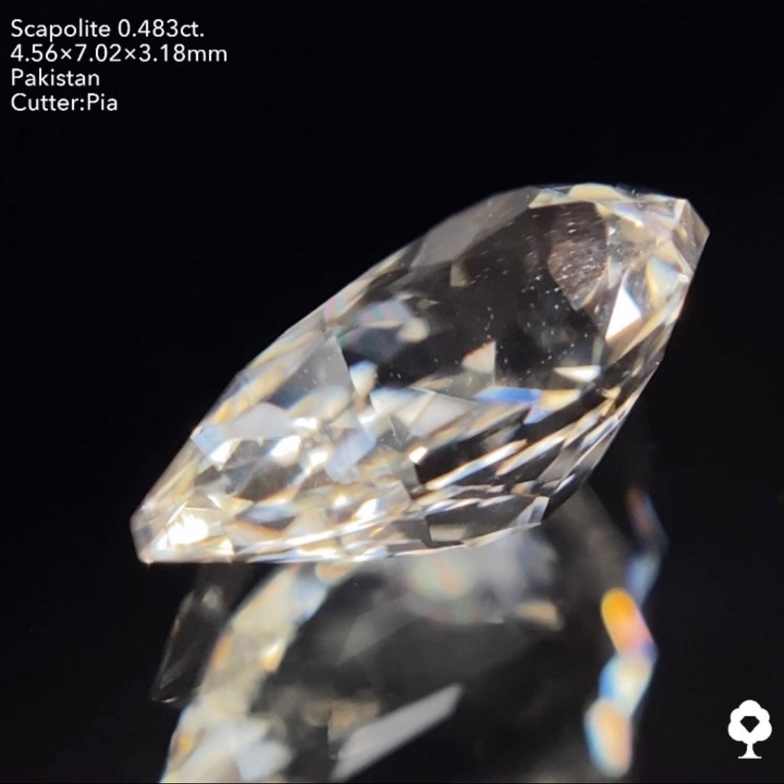 ファンシーペアシェイプの鋭い煌めきはUV蛍光でも美しい★スキャポライト0.483ct ピアッちゃん作品