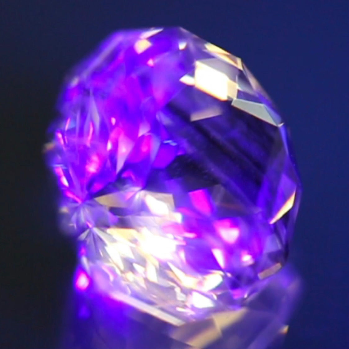 スクエアテーブルの新カットはシラーも美しい★ラブラドライト2.55ct 師匠作品✨こちらはクーポンはごめんなさい🙏