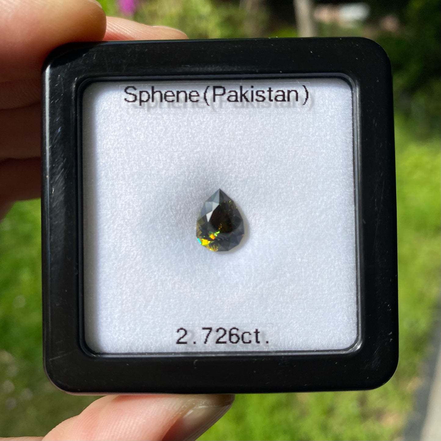 貫禄ある可愛らしいカタチで深いグリーンから強烈なファイアーを放つ★パキスタンスフェーン2.726ct ピアッちゃん作品