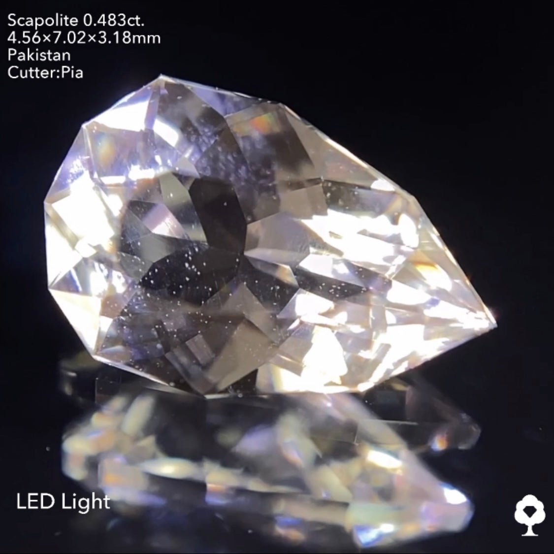 ファンシーペアシェイプの鋭い煌めきはUV蛍光でも美しい★スキャポライト0.483ct ピアッちゃん作品