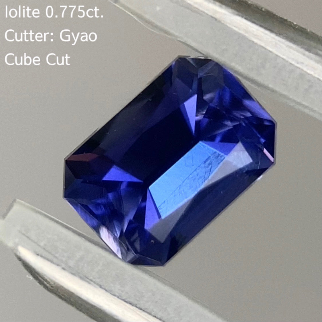 大胆で繊細なカットの濃美色★四隅に変則キューブ★アイオライト0.775ct.ゲオちゃん作品