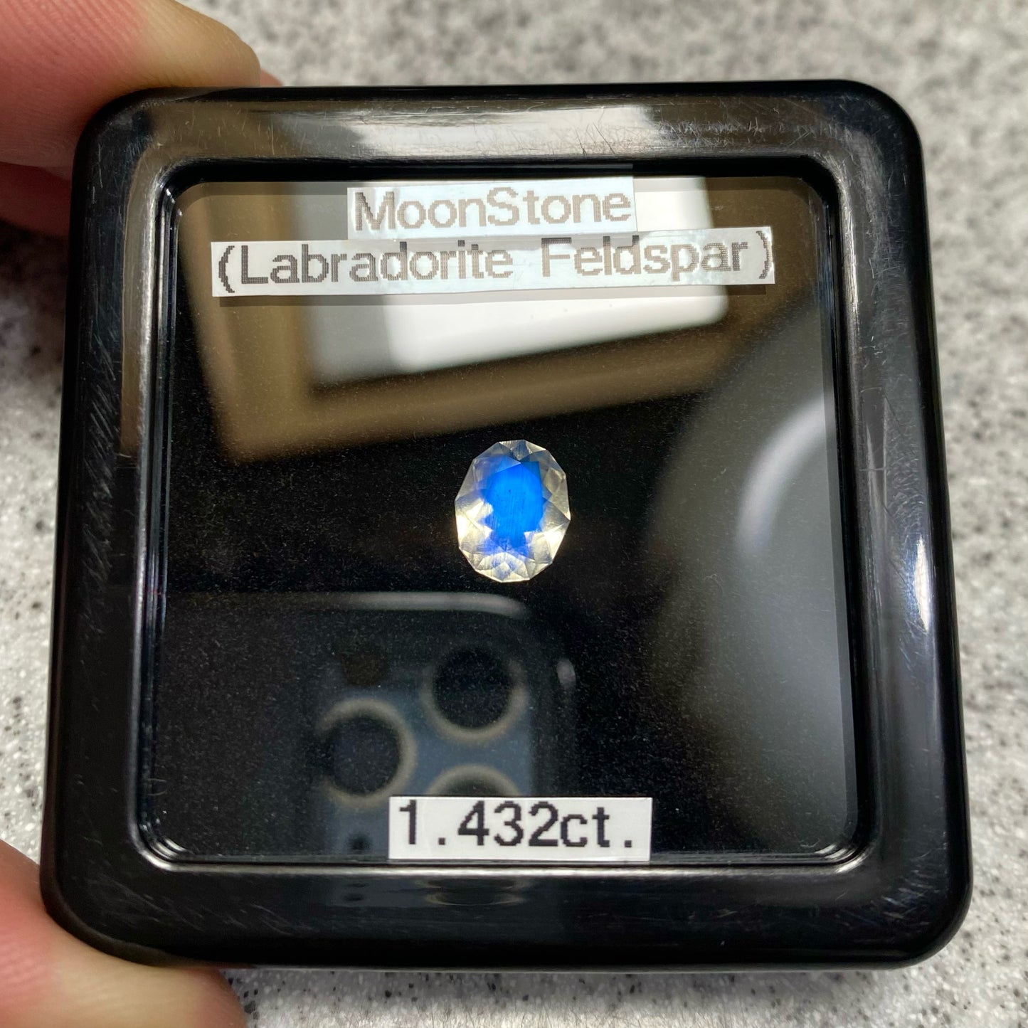 【24時終了‼️サンドウィッチオークション】完璧なカットに仕上げられたラインインクルと溢れるブルーシラー★ムーンストーン1.432ct ピアッちゃん作品