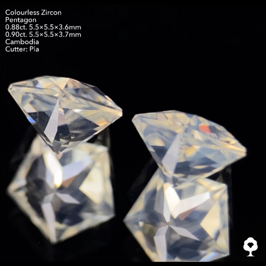【ご落札者さま専用】ふんわりとした優しい雰囲気から鋭いファイアーがギラギラ★シルキーペンタゴンカラーレスジルコン2個セット計1.78ct. ピアッちゃん作品