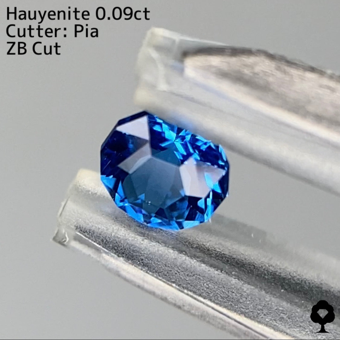 【ZBカット】オレンジに蛍光★UVアウィンナイト0.09ct. ピアッちゃん作品