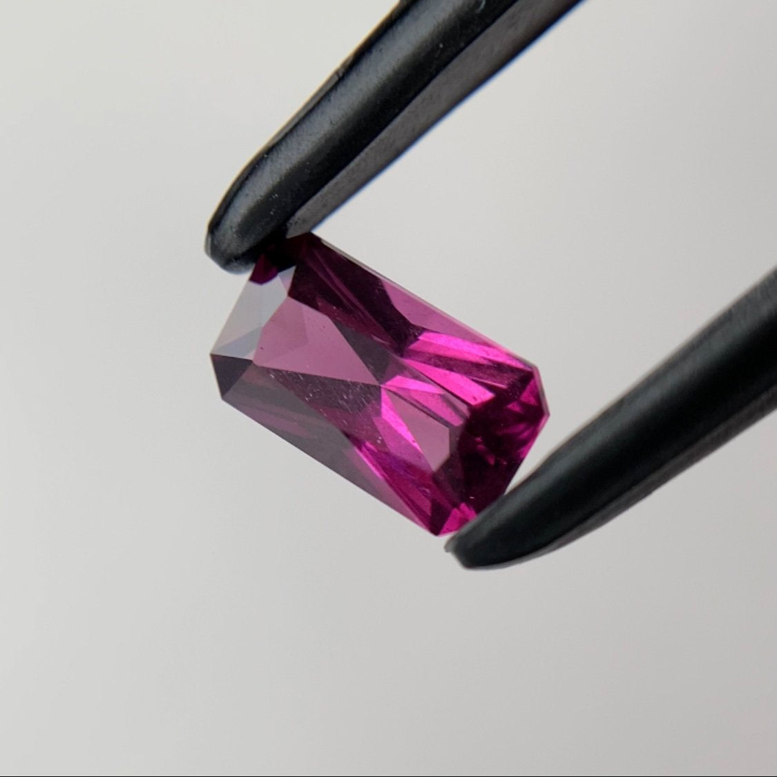 👽ただのオクタゴンではない★ロードライトガーネット0.73ct ピアッちゃん作品