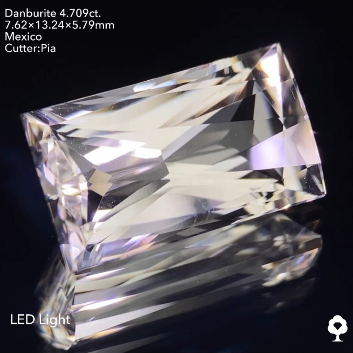 鋭い輝きが折り重なるアヤトリカットのピアッ進化版★カラーレスダンビュライト4.709ct ピアッちゃん作品
