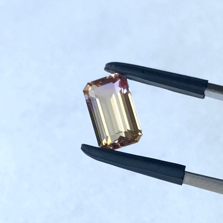 エレガントな色合い・雰囲気とオクタゴンのメタリックな輝き★アメトリン1.62ct