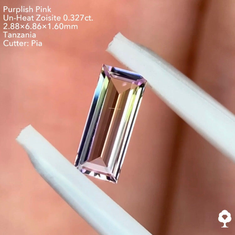 パープリッシュピンク非加熱ゾイサイト0.327ct. バゲット ピアッちゃん作品