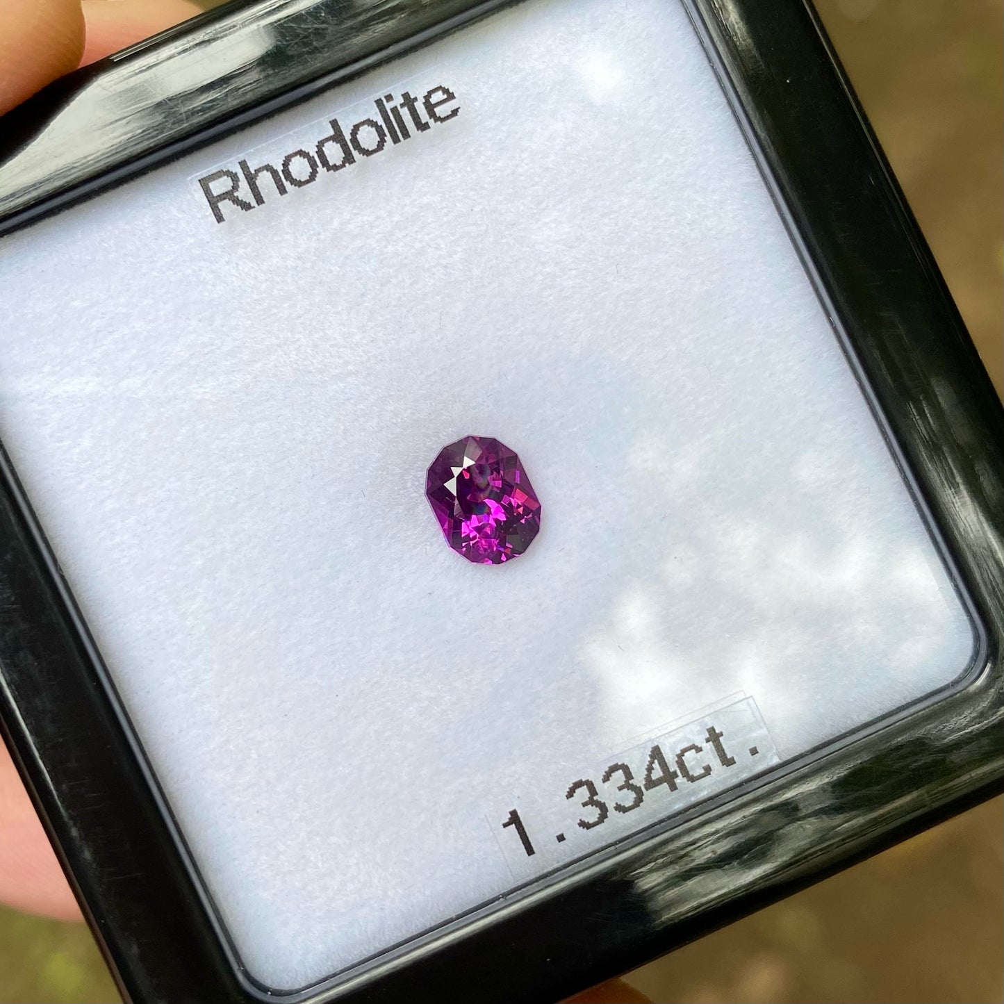 【サイレンタイムセール】ブルーファイアー踊る可愛いカプセル型ファンシーオーバル★ロードライトガーネット1.334ct. ピアッちゃん作品