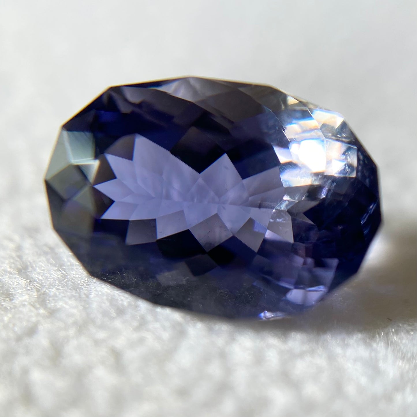 👽パビリオンの美しいカットと色むら感が最高"ファンシーオーバル" アイオライト2.33ct レイちゃん作品✨