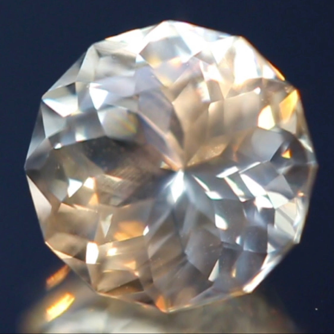 スクエアテーブルの新カットはシラーも美しい★ラブラドライト2.55ct 師匠作品✨こちらはクーポンはごめんなさい🙏