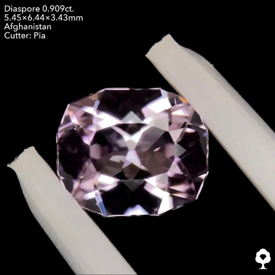 8/8(月)21:30終了‼️【原宿プチ個展リアルチハルーム開催感謝祭】繊細なパープリッシュピンクのクッションにはダブリングも★ダイアスポア0.909ct. ピアッちゃん作品