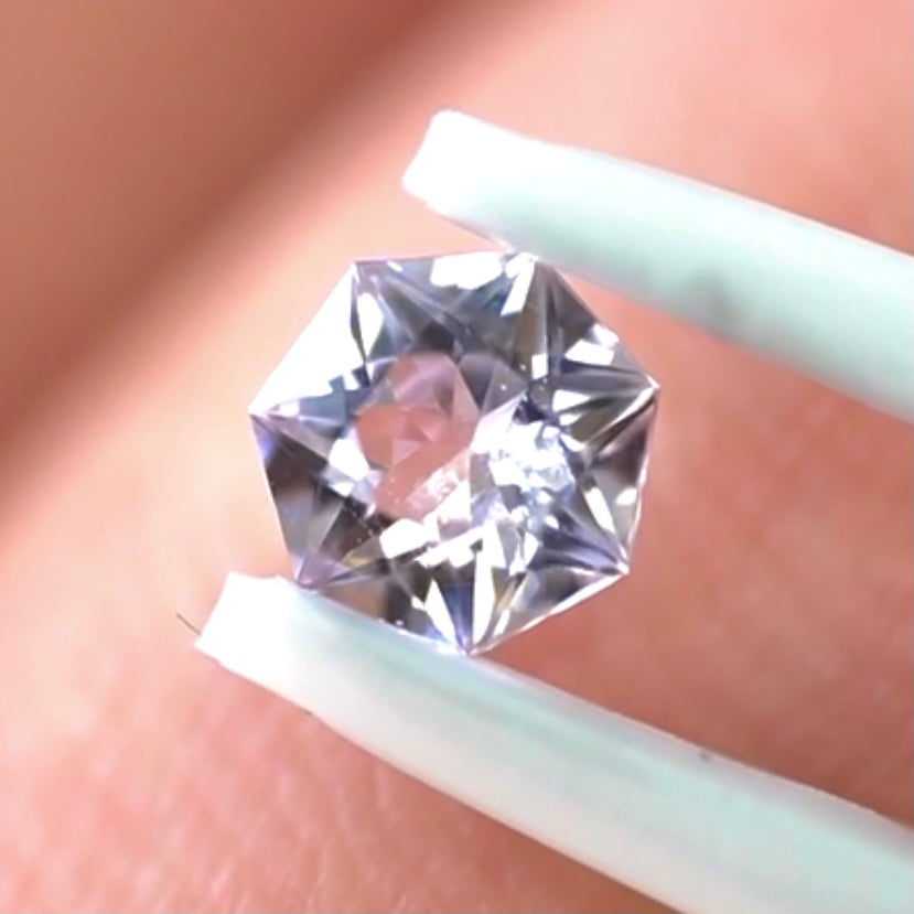 多角シリーズの中でも貴重な存在『七角形』をスピネルに施した0.429ct💎ピアッちゃん作品