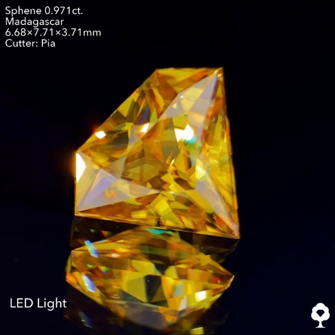 コレぞマダガスカルゴールドといえる煌めき抜群の宝石形★マダガスカルスフェーン0.971ct. ピアッちゃん作品