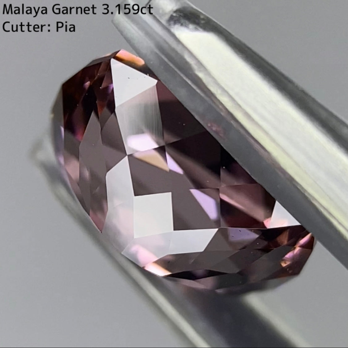 優しく複雑なベージュピンクは時間を忘れる色と輝き★マラヤガーネット 3.159ct