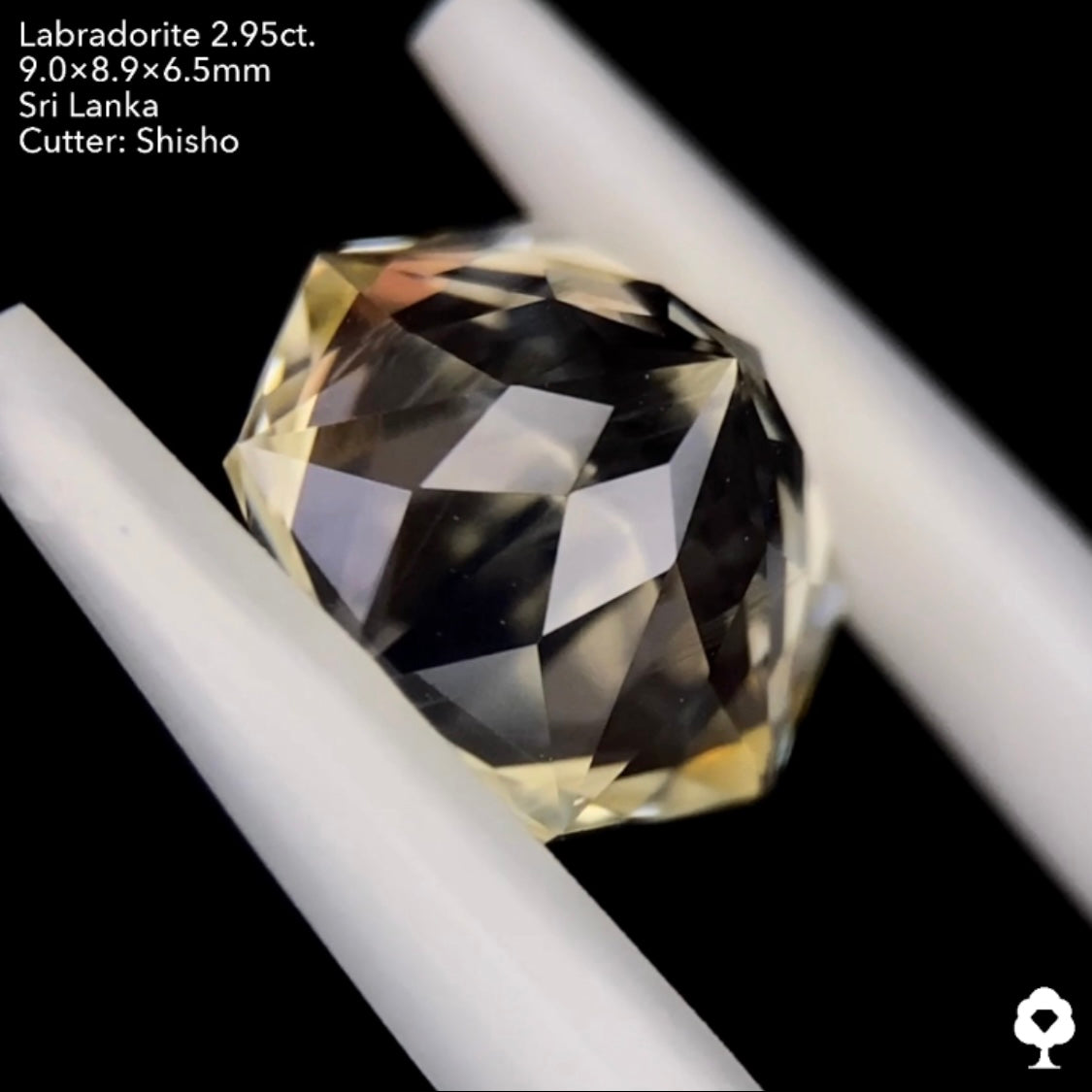 【お客さま専用】細やかな煌めきを放つ王道フラワー8角形★ラブラドライト2.95ct. 師匠作品