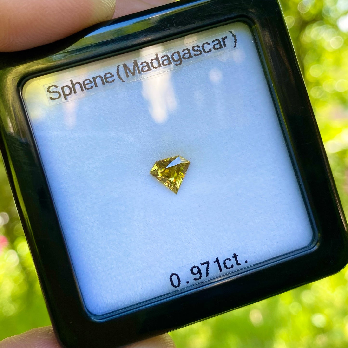 コレぞマダガスカルゴールドといえる煌めき抜群の宝石形★マダガスカルスフェーン0.971ct. ピアッちゃん作品