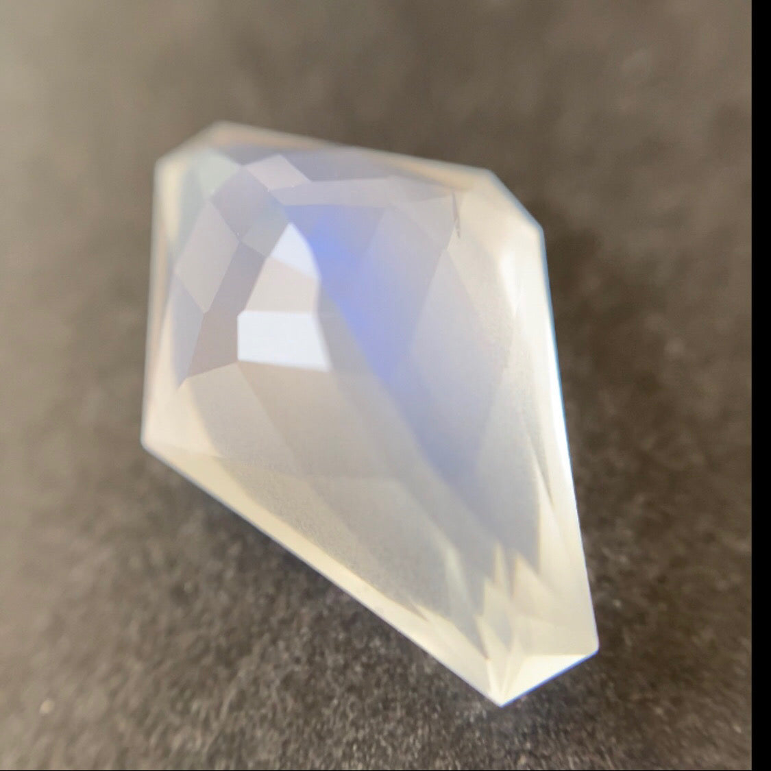 ブルーシラーと独創的カットが美しい&楽しい★ムーンストーン3.83ctレイ作品