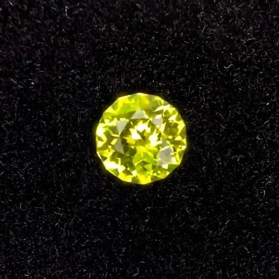 【本日21:30終了‼️】個展最終日感謝オークション★ネオン感あるシルキーな色だまりが美しい新作14角形★パロットクリソベリル0.31ct ピアッちゃん作品