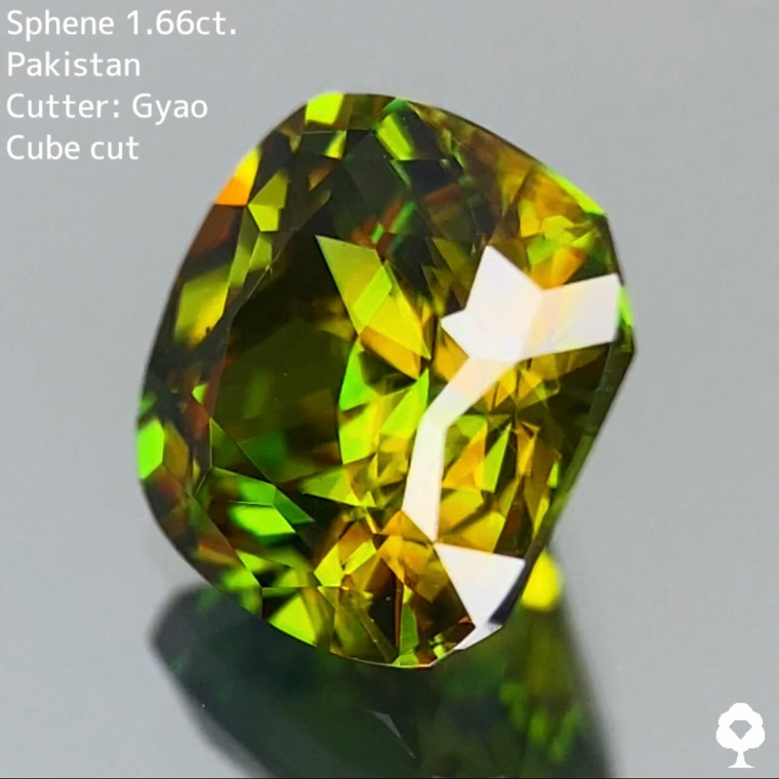 美しいグリーンの地色にゴールドが混ざり合う縁取りキューブクッション★スフェーン 1.66ct【Cube cut】