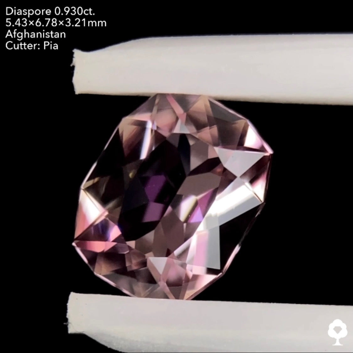 ピンクとパープルが見え隠れする美しい多色性★ダイアスポア0.930ct. ピアッちゃん作品