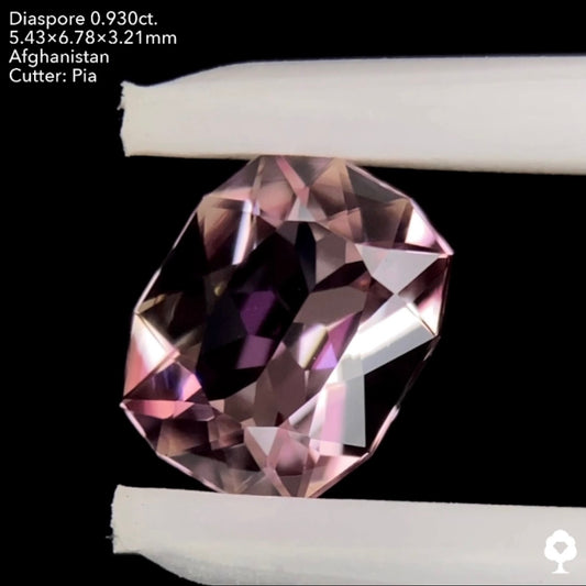 ピンクとパープルが見え隠れする美しい多色性★ダイアスポア0.930ct. ピアッちゃん作品