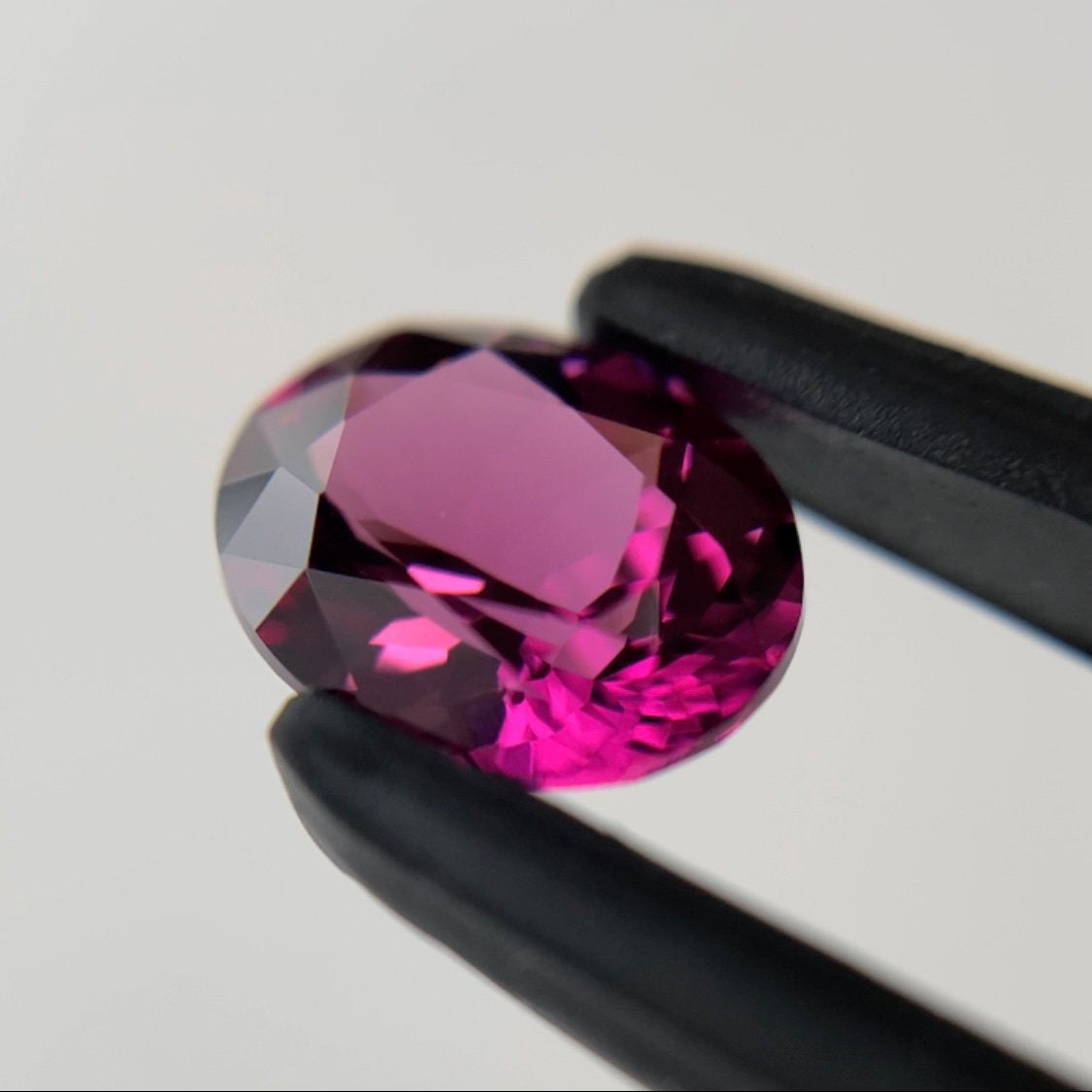 【GTY閉店大感謝祭】👽完成度高い濃美ピンクオーバル★ロードライトガーネット0.98ct ピアッ作品
