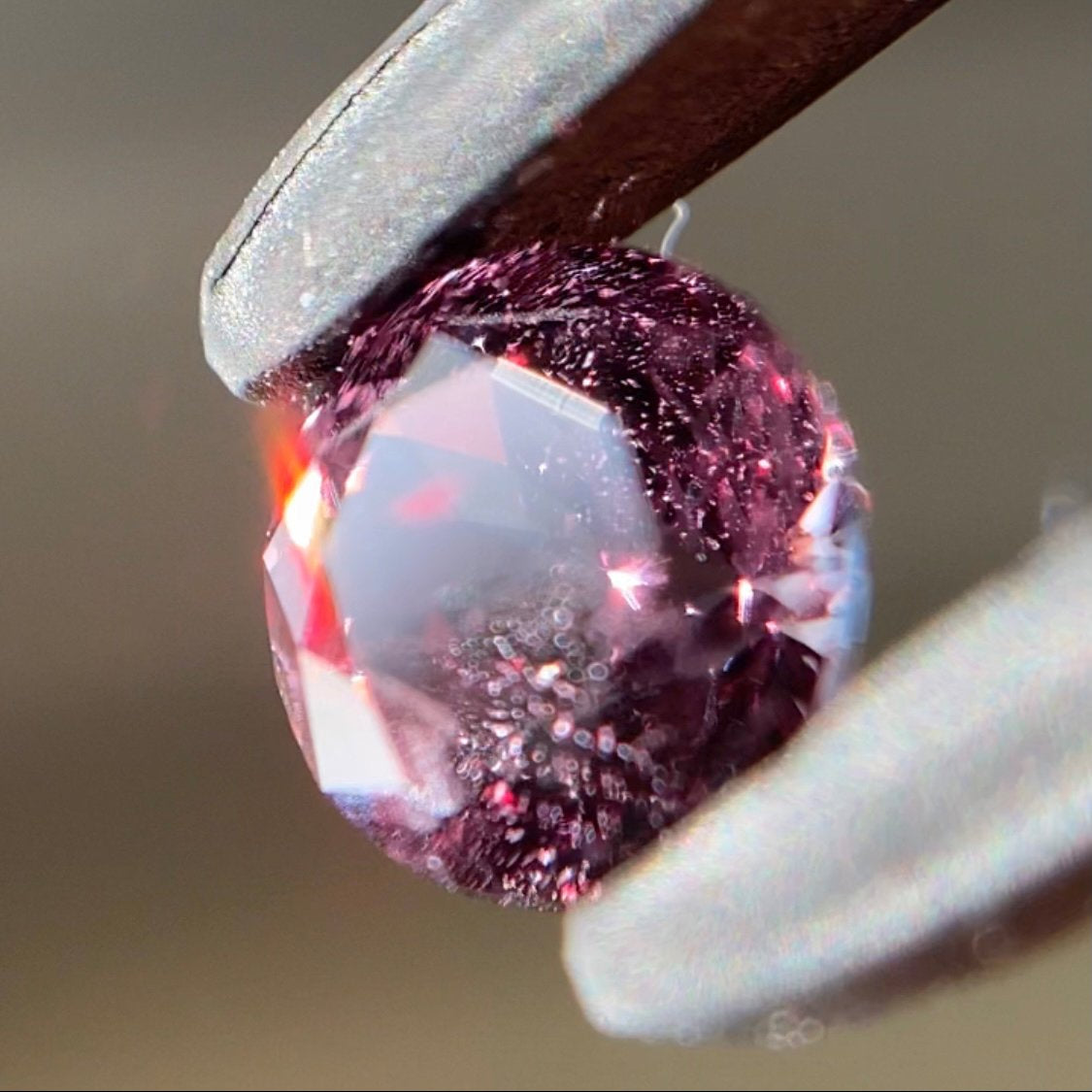 👽美しい赤ピンクにチェンジする美ラウンド★カラーチェンジガーネット0.42ct ピアッ作品
