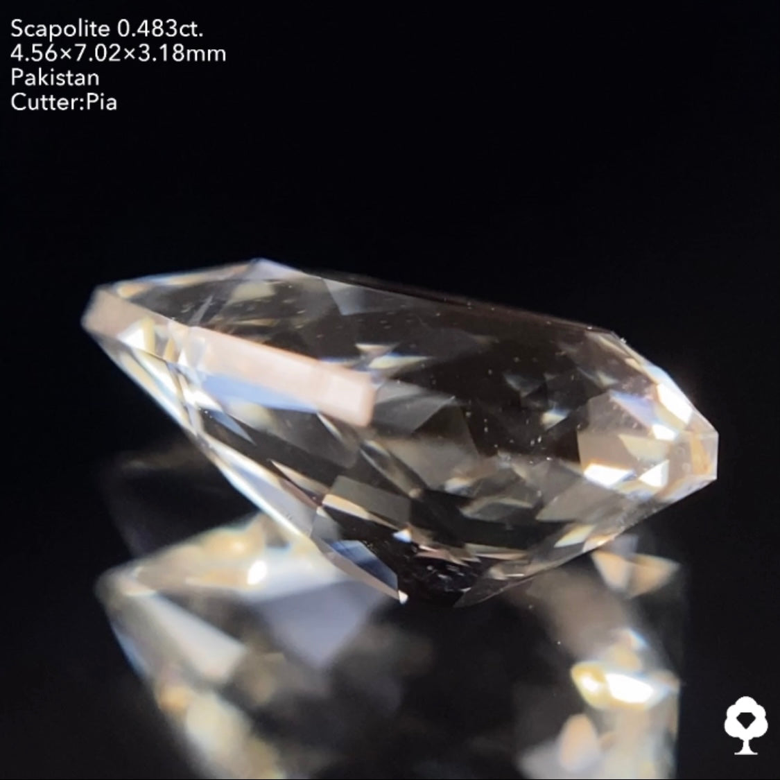 ファンシーペアシェイプの鋭い煌めきはUV蛍光でも美しい★スキャポライト0.483ct ピアッちゃん作品