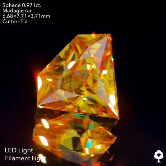 コレぞマダガスカルゴールドといえる煌めき抜群の宝石形★マダガスカルスフェーン0.971ct. ピアッちゃん作品