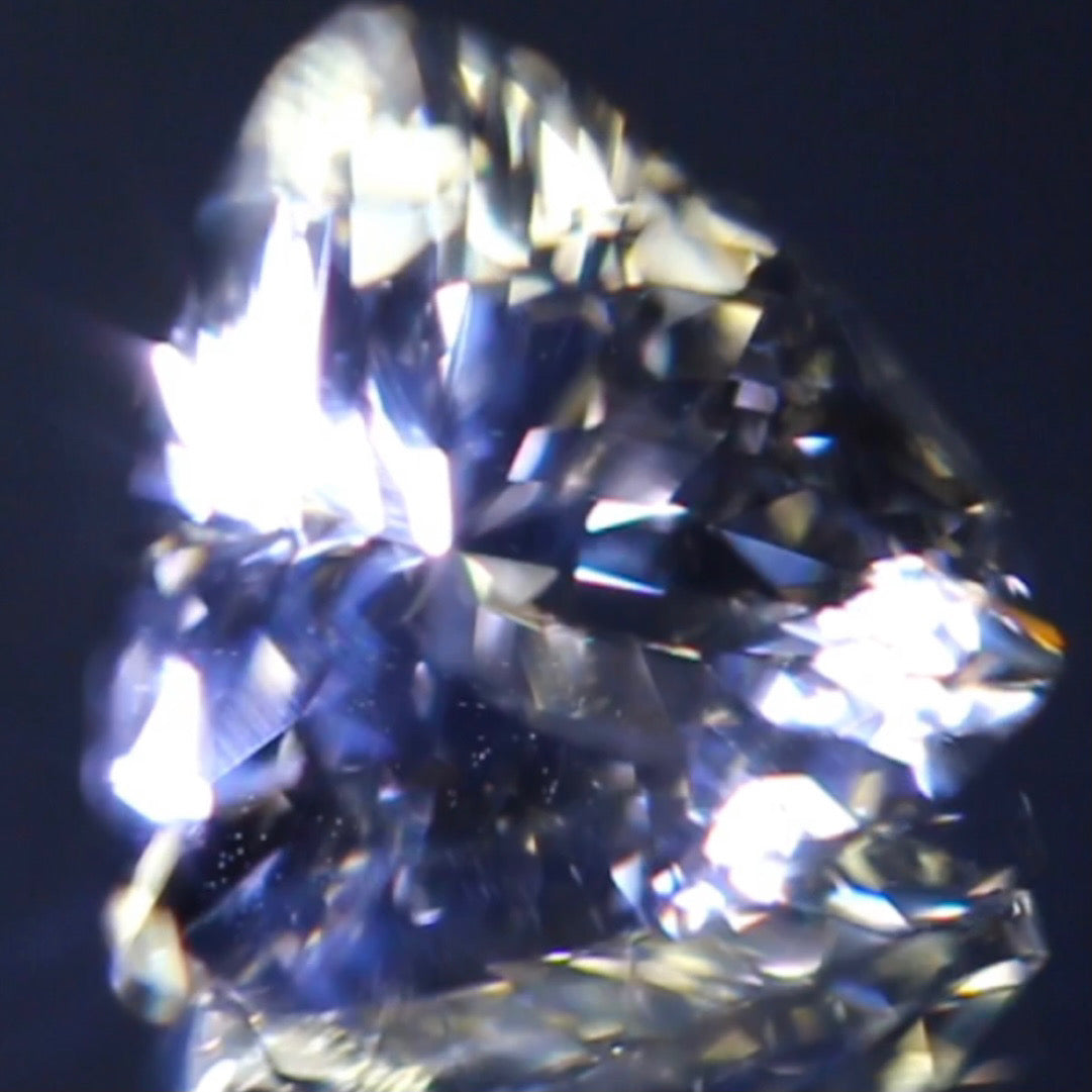 カメラが制御不能になるほど凄まじく輝くトリリアント★ラブラドライト2.50ct 師匠作品✨