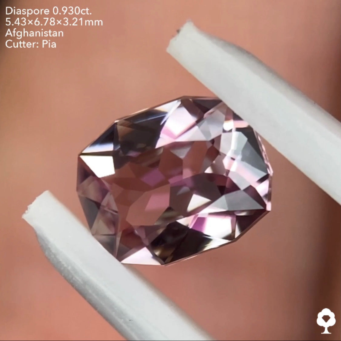 ピンクとパープルが見え隠れする美しい多色性★ダイアスポア0.930ct. ピアッちゃん作品