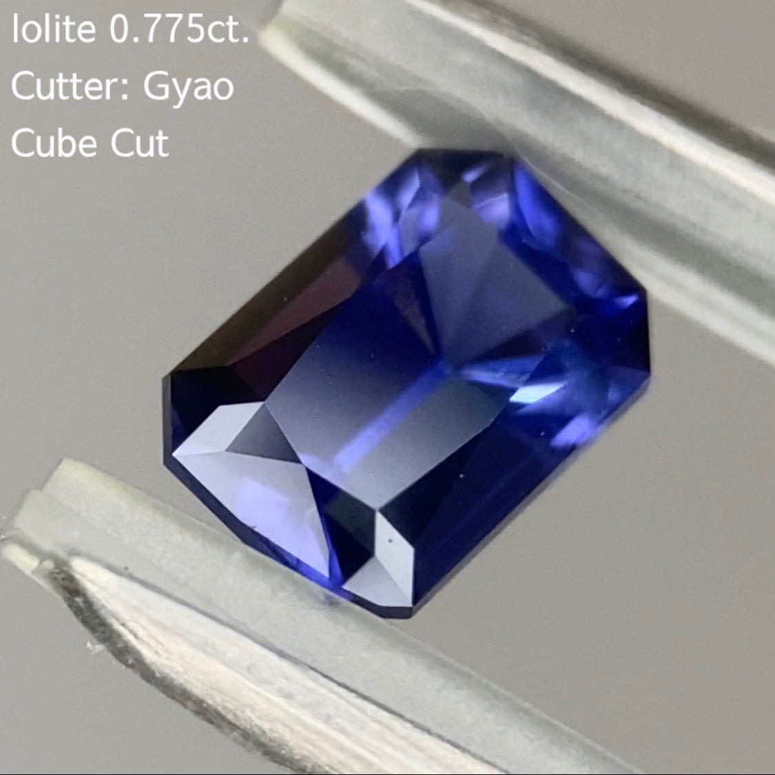 大胆で繊細なカットの濃美色★四隅に変則キューブ★アイオライト0.775ct.ゲオちゃん作品