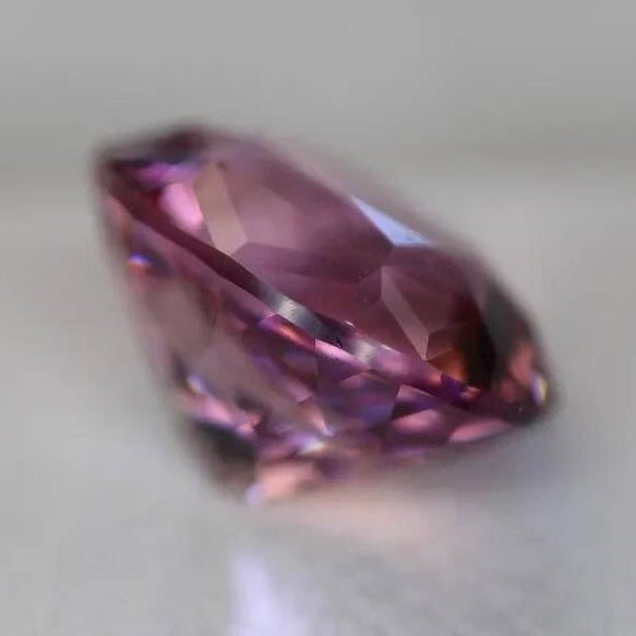 優しく可愛いピンクの細やかで強い煌めきを放つ変則キューブカット★マラヤガーネット 2.923ct【Cube cut】