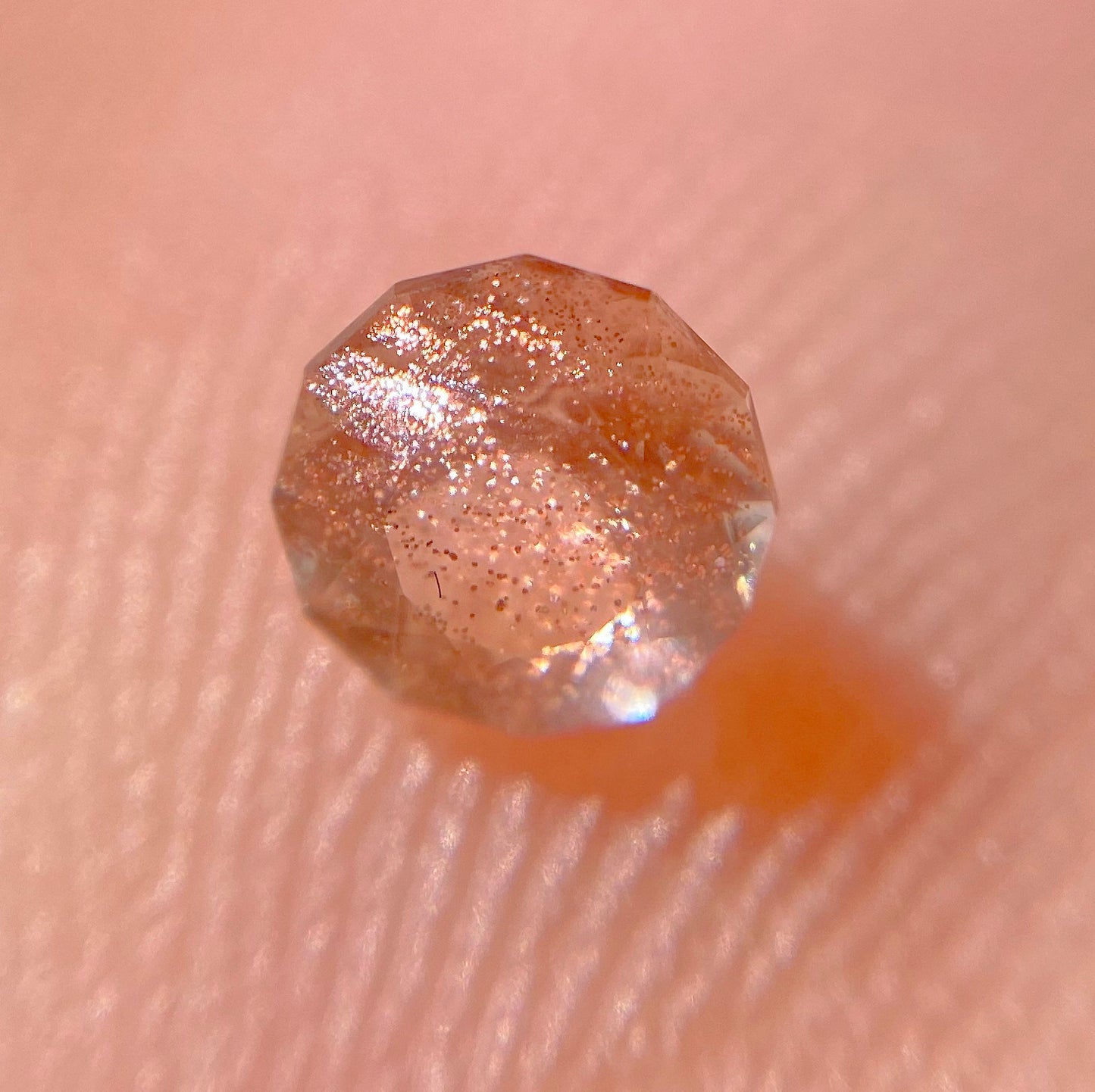 💖お待たせしました❣️ファンシーラウンドのオレゴンサンストーン0.39ct(テーブルからはみ出るシラー🙈💓)☀️💎ピアッちゃん作品【4/30チハルーム】GW特別特価❗️