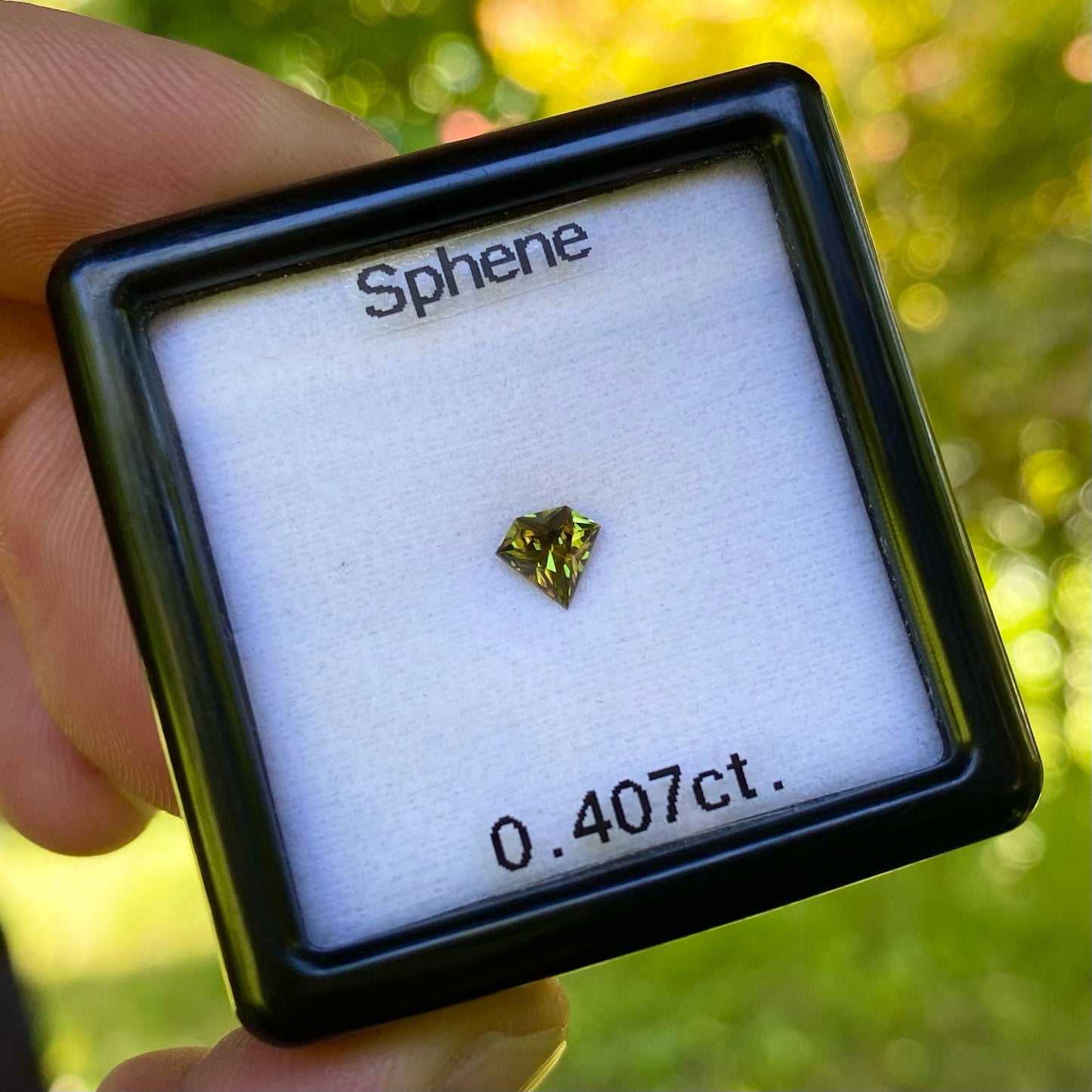 濃色でありながら暗すぎない最高のバランスの宝石形★パキスタンスフェーン0.407ct. ピアッちゃん作品