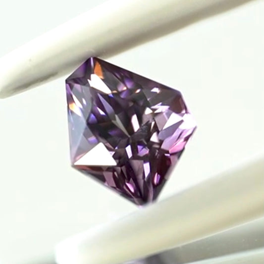 レイちゃんらしいクレイジー感👍美色“赤と青の紫”が煌めくスピネル0.733ct💎レイちゃん作品