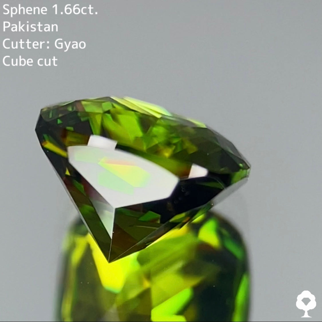 美しいグリーンの地色にゴールドが混ざり合う縁取りキューブクッション★スフェーン 1.66ct【Cube cut】