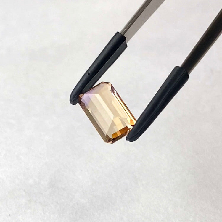 エレガントな色合い・雰囲気とオクタゴンのメタリックな輝き★アメトリン1.62ct