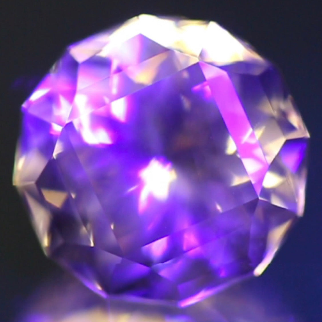 スクエアテーブルの新カットはシラーも美しい★ラブラドライト2.55ct 師匠作品✨こちらはクーポンはごめんなさい🙏
