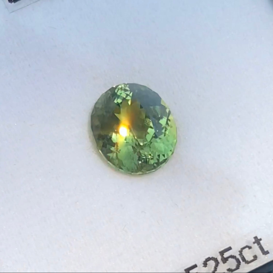 【仕入職人究極の逸品】オレンジの煌めきと感じる程度のブルーが言葉にならない美色を生み出す★サファイア 4.525ct