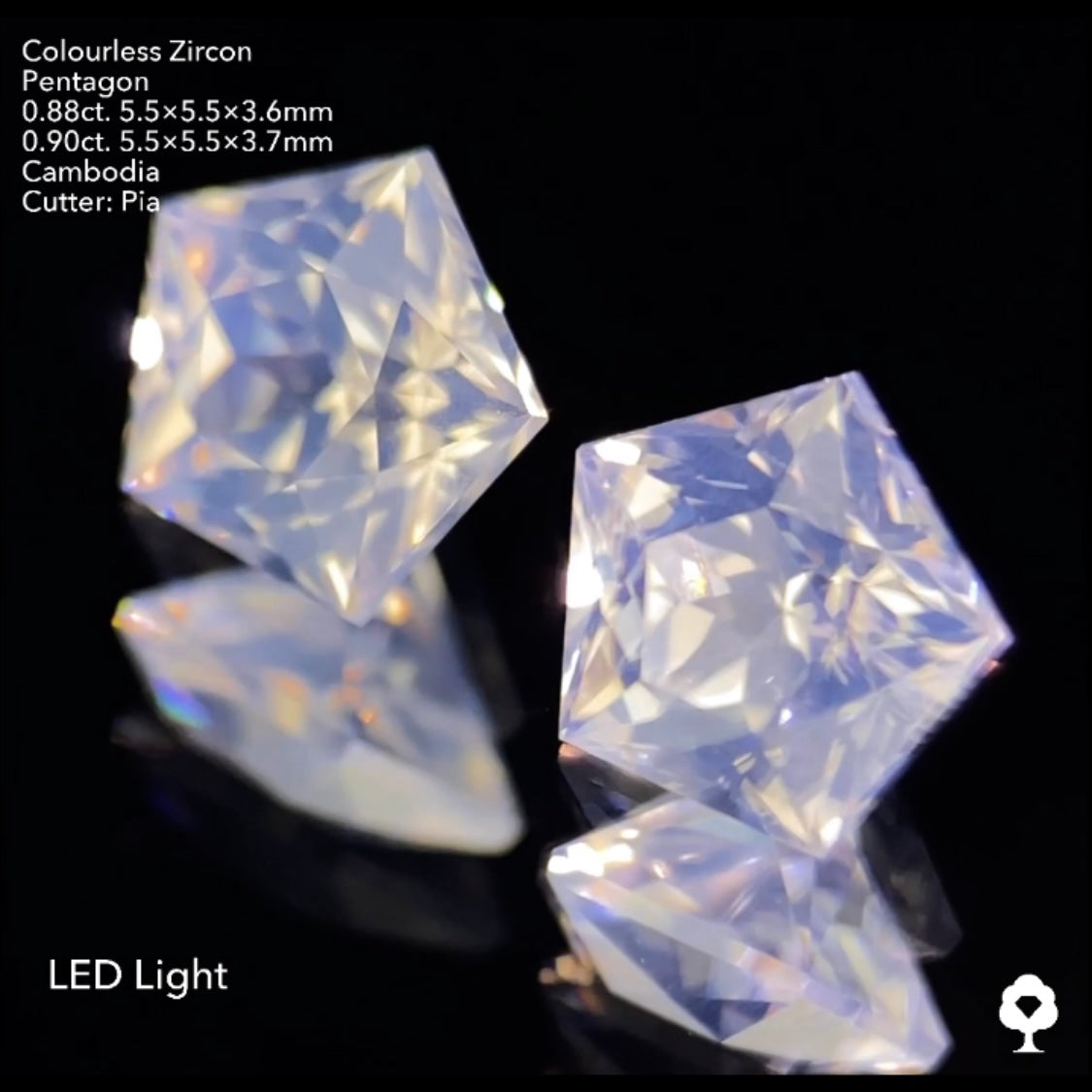 【ご落札者さま専用】ふんわりとした優しい雰囲気から鋭いファイアーがギラギラ★シルキーペンタゴンカラーレスジルコン2個セット計1.78ct. ピアッちゃん作品