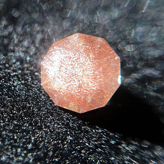 💖お待たせしました❣️ファンシーラウンドのオレゴンサンストーン0.39ct(テーブルからはみ出るシラー🙈💓)☀️💎ピアッちゃん作品【4/30チハルーム】GW特別特価❗️
